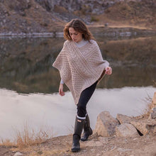 Load image into Gallery viewer, Saol cable knit poncho