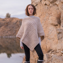 Load image into Gallery viewer, Saol cable knit poncho
