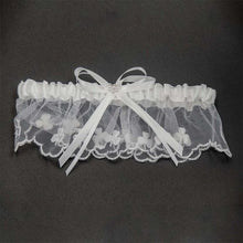 Load image into Gallery viewer, Shamrock Garter Set In White